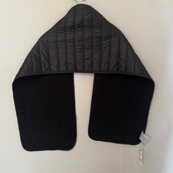 NWT Puffer Hug Lightweight Scarf Wrap with Pockets In Black Unisex - Picture 4 of 4